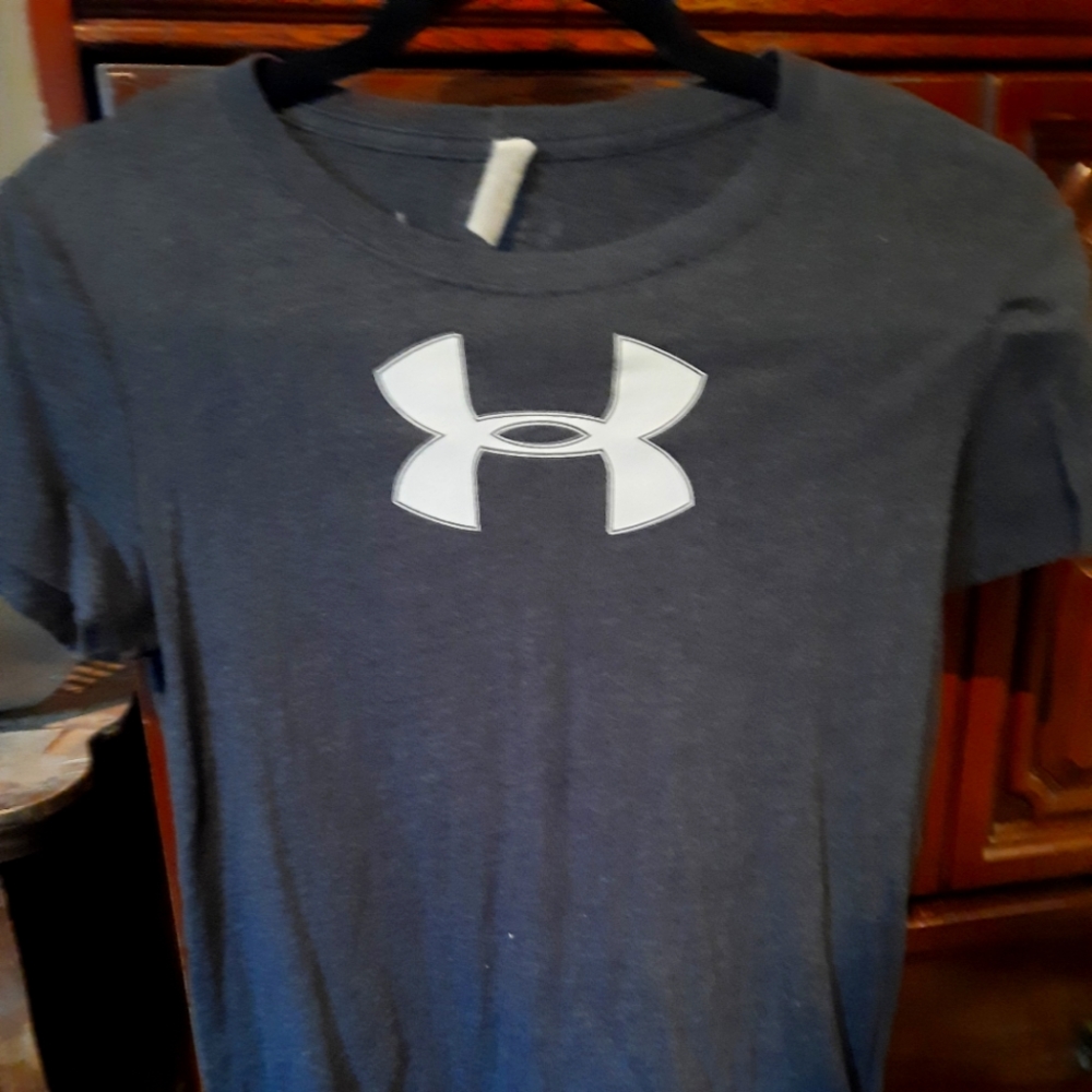 Under Armour tshirt